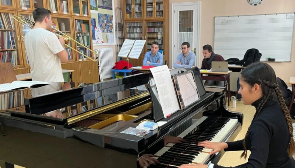 Animar a tus hijos a tomar clases de piano para jóvenes es una inversión en su futuro