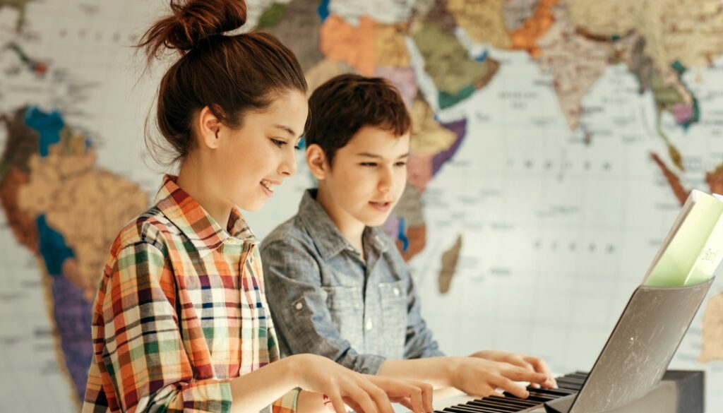 Las clases de piano para jóvenes en Madrid ofrecen numerosos beneficios, como el desarrollo cognitivo